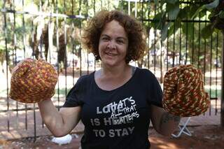 Helen mostra as primeiras toucas de crochê que criou. (Foto: Kísie Ainoã)