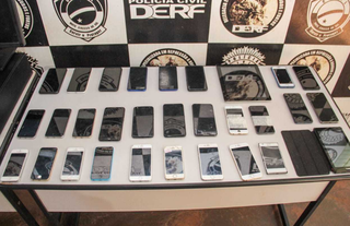 Celulares encontrados com ele durante prisão em 2020. (Foto: Marcos Maluf)