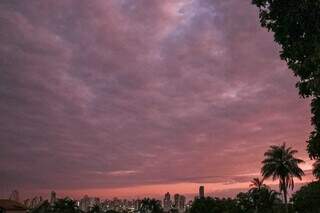 Céu com muitas nuvens em Campo Grande (Foto: Henrique Kawaminami)