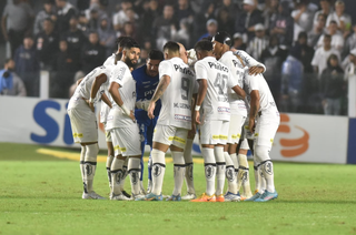 Jogadores do Santos em campo durante o duelo desta noite (13). (Foto: Reprodução/Twitter/SantosFC) 