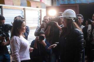 Prefeita recebe orientações de assessora antes de coletiva (Foto: Caroline Maldonado)