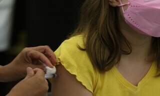 Menina recebendo dose de imunizante (Foto: Tânia Rêgo/Agência Brasil)