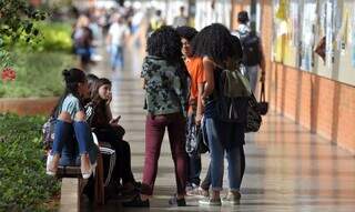Estudantes conversam em pátio de universidade pública (Foto: Divulgação)