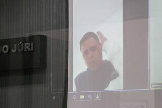 Alex Alexandre Marques Moreno em depoimento por meio de videoconferência. (Foto: Henrique Kawaminami)