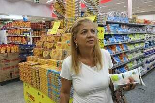 A corretora Rosimar só compra leite de saquinho. (Foto: Paulo Francis)