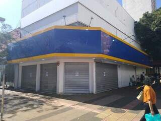 Loja no Centro de Campo Grande encontra-se fechada. (Foto: Direto das Ruas)