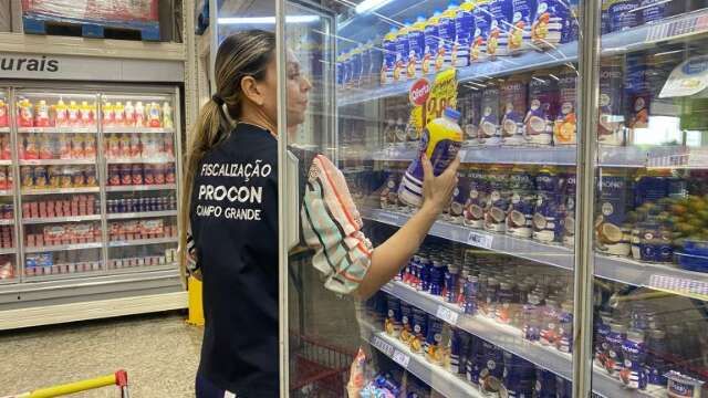 Equipe do Procon flagra supermercado atacadista vendendo produtos vencidos