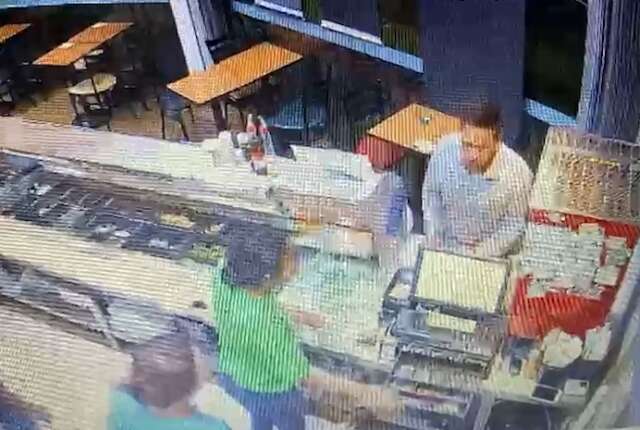 Ladr&otilde;es invadem lanchonete, roubam clientes, dinheiro do caixa e fogem 