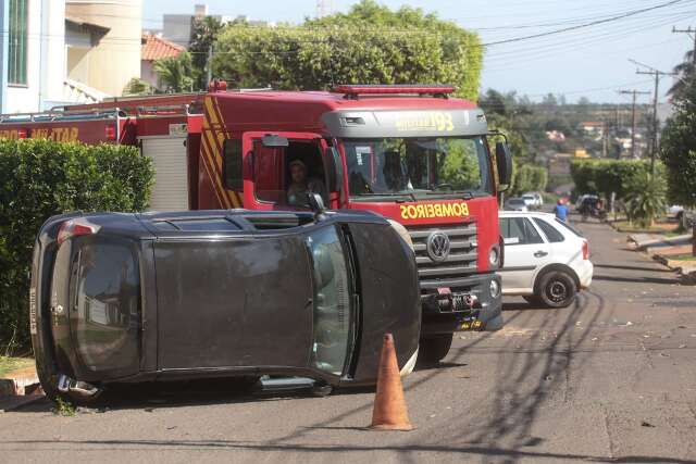 Carro tomba ap&oacute;s colis&atilde;o em cruzamento no Monte Castelo