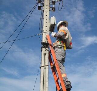 Técnico da Energisa durante manutenção na rede elétrica. (Foto: Divulgação)