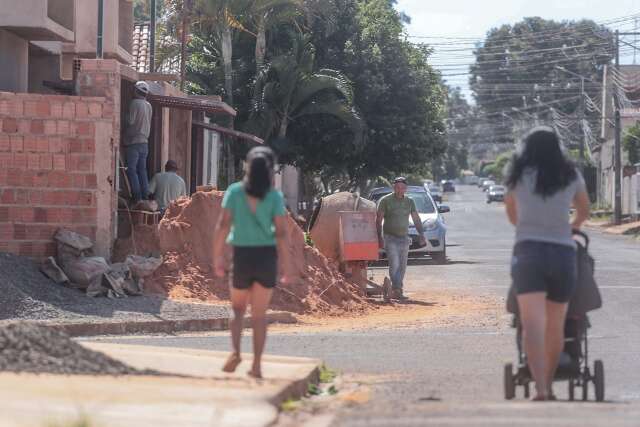 Obras deixam rastro de sujeira e jogam p&aacute; de cal &agrave; mobilidade urbana na Capital 