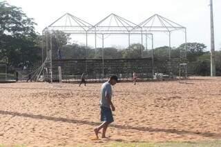 Parque das Nações recebe estruturas para acomodar espectadores durante torneio nacional de vôlei de praia. (Fotos: Marcos Maluf)
