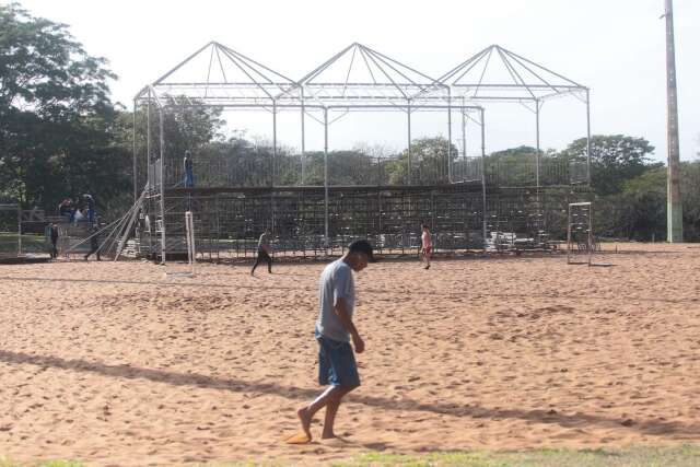 Parque das Na&ccedil;&otilde;es come&ccedil;a a receber estrutura de etapa nacional de v&ocirc;lei de praia