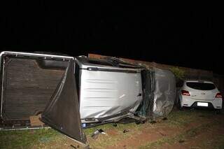 Camionete e Onix envolvidos no acidente só pararam depois de acertar um muro. (Foto: Alex Machado)