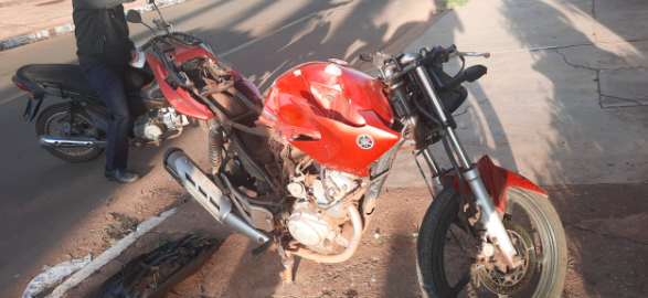 Motociclista morre ao se envolver em acidente com carro em cruzamento 