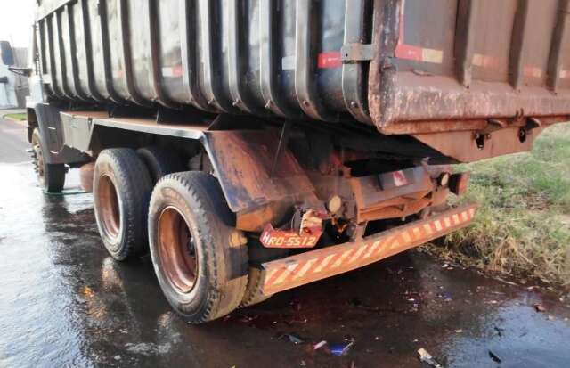 Motociclista morre a caminho de hospital ap&oacute;s bater em caminh&atilde;o parado