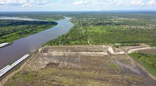Imagem aérea do rio Paraguai passando por Porto Murtinho. (Foto: Edemir Rodrigues)