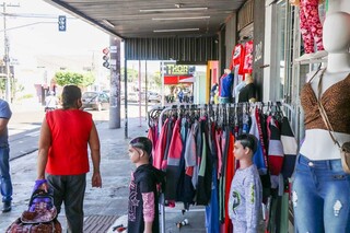 Comércio de roupas e acessórios é o ramo que lidera o ranking por setor. (Foto: Henrique Kawaminami | Arquivo)