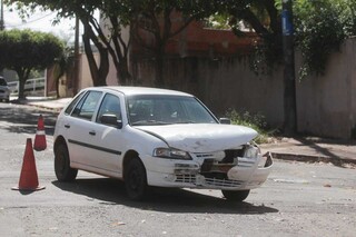 Frente do Gol ficou bastante danificada com a colisão. (Foto: Marcos Maluf)