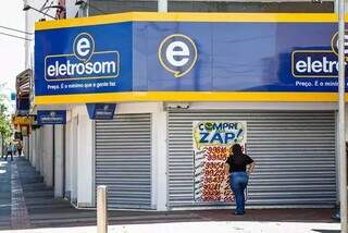 Loja da Eletrosom fechada em Campo Grande pegou clientes de surpresa. (Foto: Henrique Kawaminami)