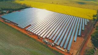Vista aérea de central de energia elétrica fotovoltaica. (Foto: Divulgação)