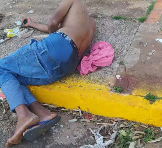 Jovem &eacute; baleado quando andava pela rua na Vila Popular 