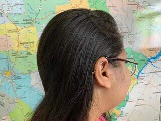 Jovem exibe piercing na orelha. (Foto: Arquivo/Campo Grande News)