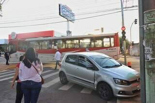 Carro perdeu o controle após colidir com ônibus, ninguém se feriu. (Foto: Paulo Francis)