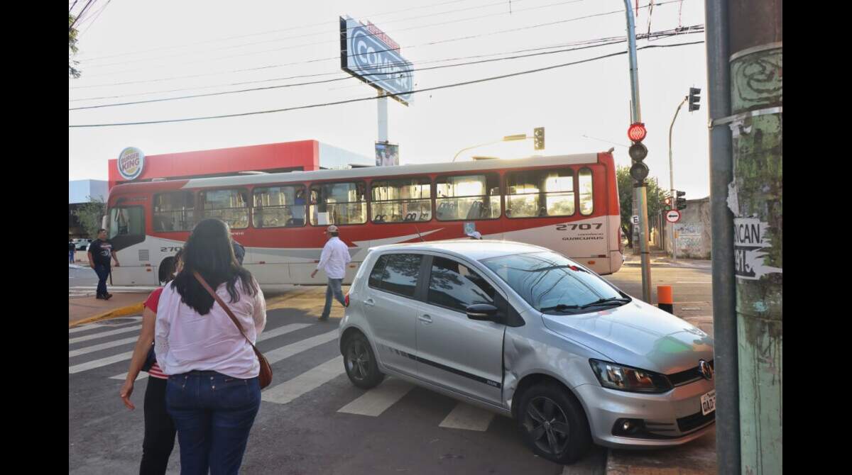 Corredor de ônibus na Rua Brilhante vira estacionamento e leitor reclama -  Capital - Campo Grande News