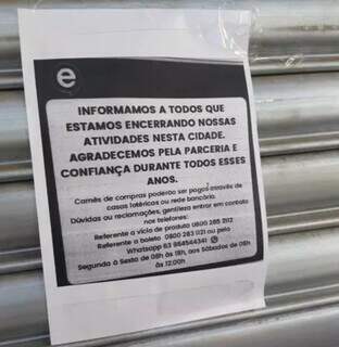 Aviso dado aos clientes, na porta da loja. (Foto: Direto das Ruas)