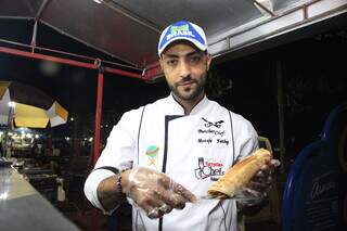 Na Orla Morena, Mustafa Fathy vende shawarma de carne ou frango. (Foto: Alex Machado)