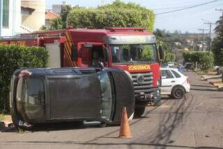 Sandero ficou tombado na rua após colisão, no Monte Castelo. (Foto: Marcos Maluf)