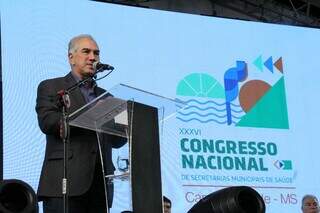 Governador Reinaldo Azambuja (PSDB), durante discurso em congresso de saúde. (Foto: Chico Ribeiro)