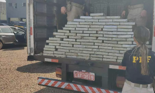 Tabletes de cocaína apreendidos pelos policiais. (Foto: PRF) 