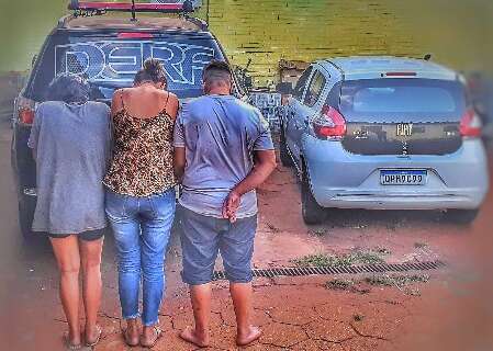 Pol&iacute;cia prende tr&ecirc;s em flagrante por roubo a lanchonete