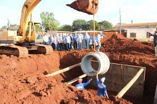 Comitiva do governo vistoriando obras no Nova Itamarati. (Foto: Divulgação)