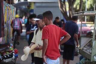 Sanderlan da Silva, de 23 anos, vende redes e chapéus no Centro da Capital (Foto: Marcos Maluf)