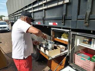 Domingos Valmir Mota de Souza fazia um carreteiro de almoço hoje. (Foto: Cleber Gellio)