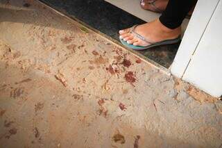 Marcas de sangue de Edijalma em frente à casa onde morava com a esposa e filho. (Foto: Henrique Kawaminami)