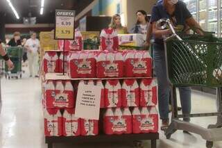 Leite é vendido a R$ 5,79 durante a inauguração de novo supermercado na Capital. (Foto: Marcos Maluf)