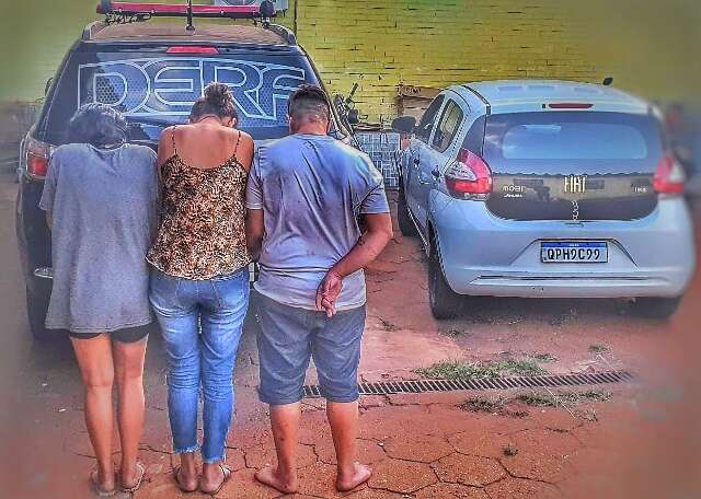 Pol&iacute;cia prende tr&ecirc;s em flagrante por roubo a lanchonete