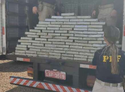 Carga de cocaína interceptada na estrada leva polícia a depósito de drogas