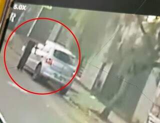 Câmera de seguran flagrou o motorista de aplicativo saindo de carro e entrando na casa da vítima (Foto: reprodução / vídeo) 
