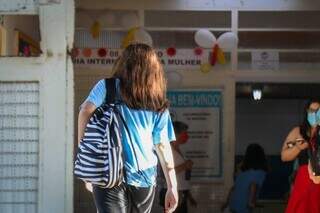Estudante entra na Escola Municipal Arlindo Lima. (Foto: Arquivo/Henrique Kawaminami)