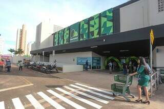 Novo supermercado fica na Rua Maracaju, no Centro. (Foto: Marcos Maluf)