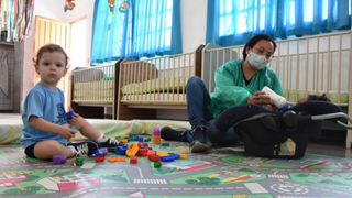 Assistente de educação infantil e alunos da rede municipal de Campo Grande (Foto: Divulgação/PMCG)