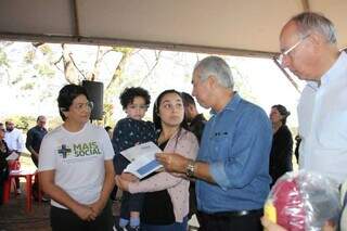 Governador entregando cartões do Mais Social. (Foto: Divulgação)