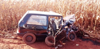 Veículo ficou destruido após colisão com caminhonete D-40. (Foto: Four News)
