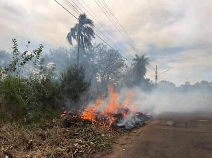 Andarilho coloca fogo em terreno e fumaça toma conta de rua no Jardim Imá
