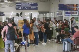 Passageiros aguardam posicionamento de companhia aérea. (Foto: Marcos Maluf)